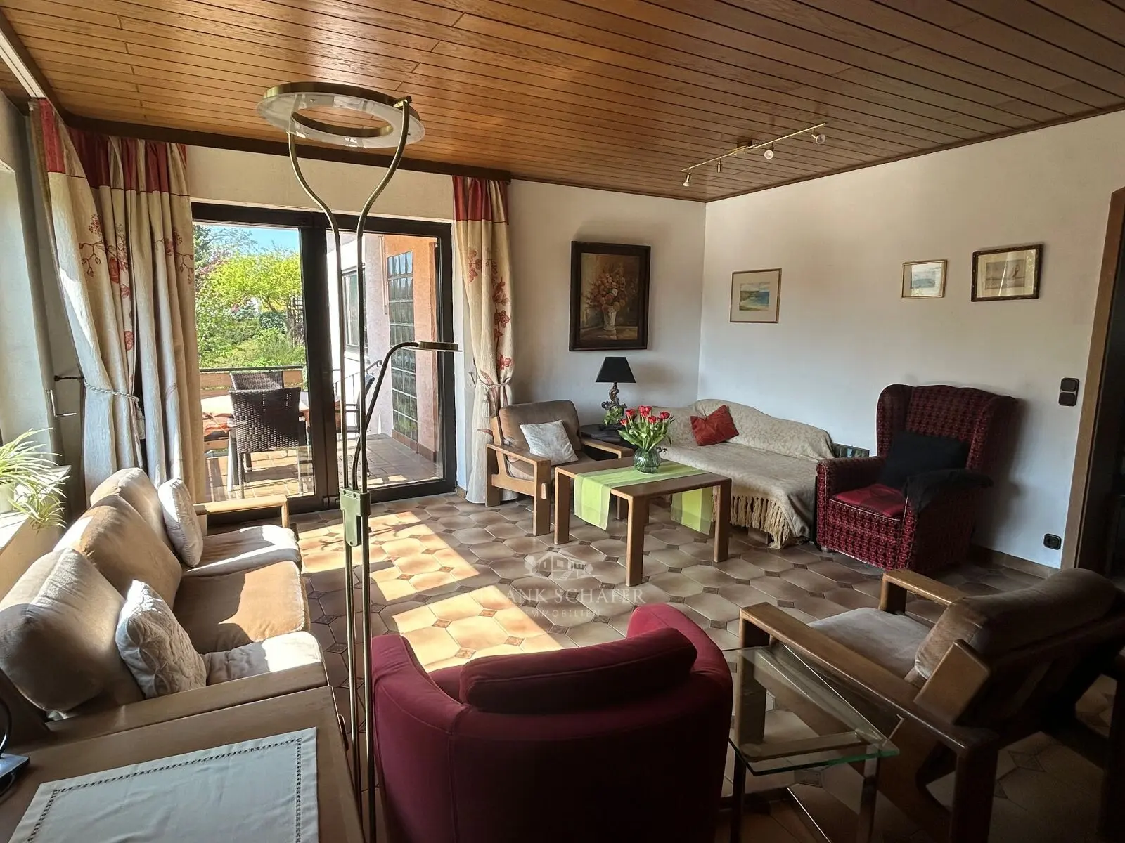 Wohnzimmer mit Balkon