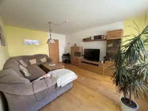 Wohnzimmer mit Zugang zum Balkon