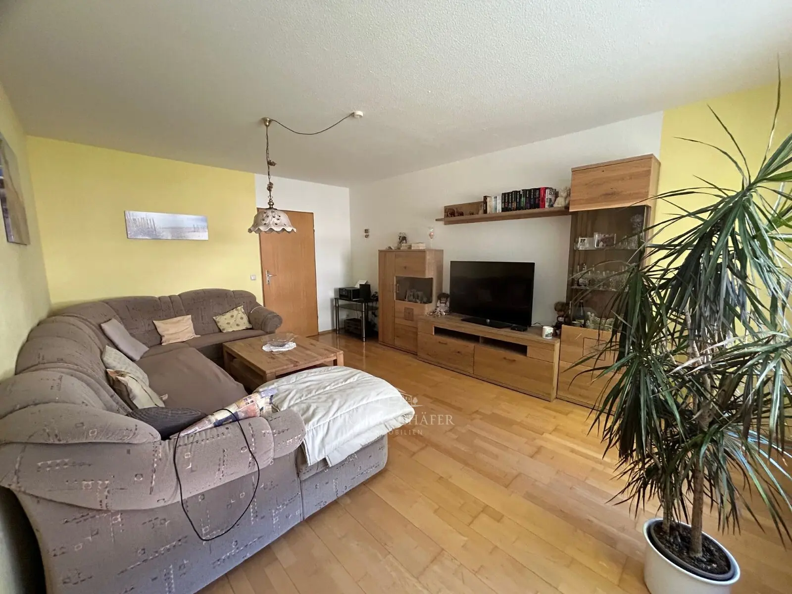 Wohnzimmer mit Zugang zum Balkon