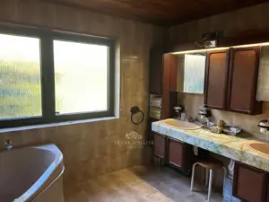 Tageslichtbad mit Dusche und Wanne