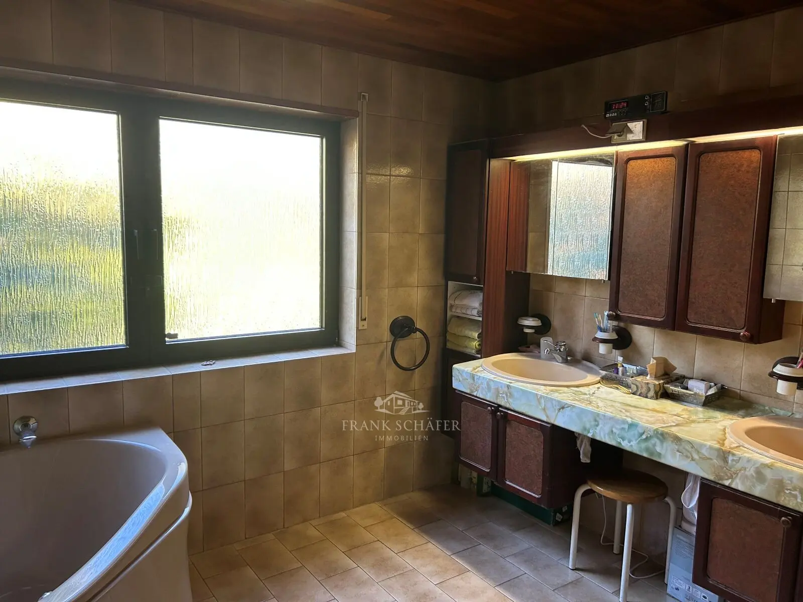 Tageslichtbad mit Dusche und Wanne