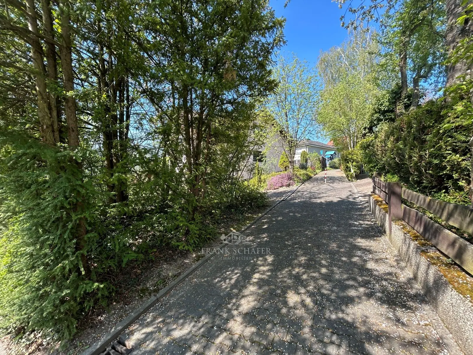 Zufahrt von der Einliegerstraße